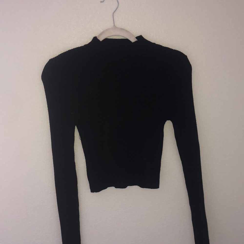 Black long sleeve crop top